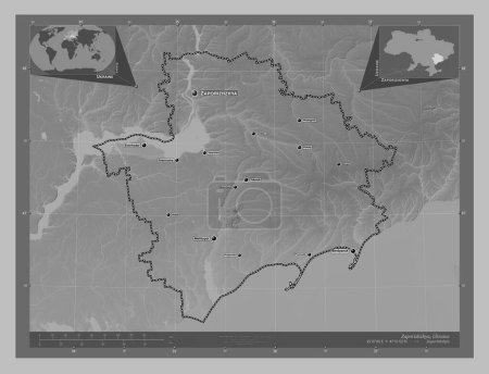 Téléchargez les photos : Zaporizhzhya, région de l'Ukraine. Carte d'altitude en niveaux de gris avec lacs et rivières. Emplacements et noms des grandes villes de la région. Corner cartes de localisation auxiliaires - en image libre de droit