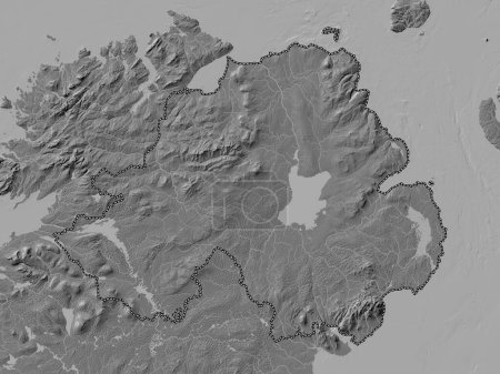 Téléchargez les photos : Irlande du Nord, région du Royaume-Uni. Carte d'altitude de Bilevel avec lacs et rivières - en image libre de droit