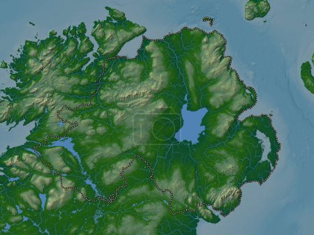 Téléchargez les photos : Irlande du Nord, région du Royaume-Uni. Carte d'altitude colorée avec lacs et rivières - en image libre de droit