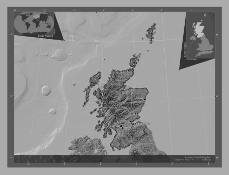 Téléchargez les photos : Ecosse, région du Royaume-Uni. Carte d'altitude de Bilevel avec lacs et rivières. Emplacements et noms des grandes villes de la région. Corner cartes de localisation auxiliaires - en image libre de droit