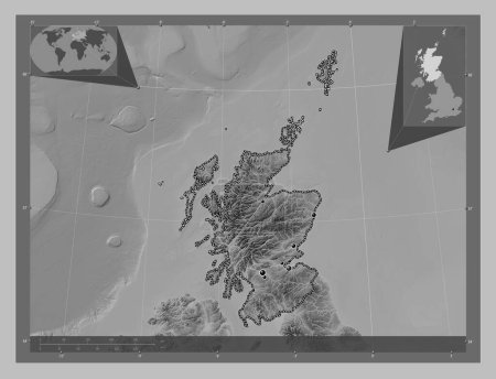 Téléchargez les photos : Ecosse, région du Royaume-Uni. Carte d'altitude en niveaux de gris avec lacs et rivières. Emplacements des grandes villes de la région. Corner cartes de localisation auxiliaires - en image libre de droit