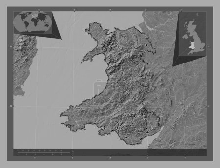 Téléchargez les photos : Pays de Galles, région du Royaume-Uni. Carte d'altitude de Bilevel avec lacs et rivières. Emplacements des grandes villes de la région. Corner cartes de localisation auxiliaires - en image libre de droit
