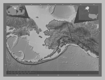 Téléchargez les photos : Alaska, État des États-Unis d'Amérique. Carte d'altitude en niveaux de gris avec lacs et rivières. Emplacements des grandes villes de la région. Corner cartes de localisation auxiliaires - en image libre de droit