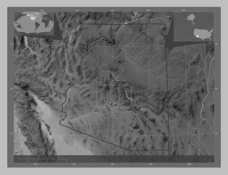 Téléchargez les photos : Arizona, État des États-Unis d'Amérique. Carte d'altitude en niveaux de gris avec lacs et rivières. Emplacements des grandes villes de la région. Corner cartes de localisation auxiliaires - en image libre de droit