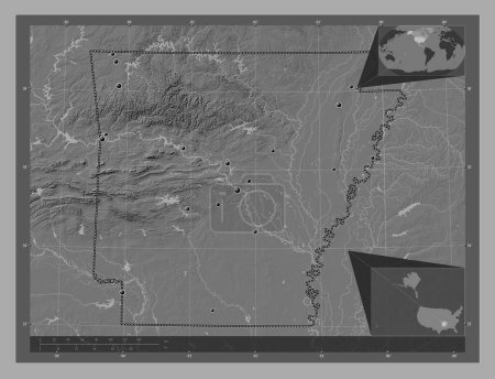 Téléchargez les photos : Arkansas, État des États-Unis d'Amérique. Carte d'altitude de Bilevel avec lacs et rivières. Emplacements des grandes villes de la région. Corner cartes de localisation auxiliaires - en image libre de droit