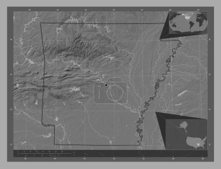 Téléchargez les photos : Arkansas, État des États-Unis d'Amérique. Carte d'altitude de Bilevel avec lacs et rivières. Corner cartes de localisation auxiliaires - en image libre de droit