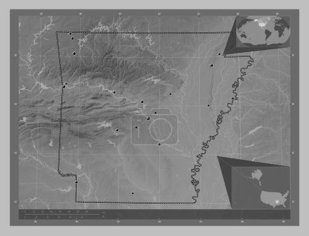 Téléchargez les photos : Arkansas, État des États-Unis d'Amérique. Carte d'altitude en niveaux de gris avec lacs et rivières. Emplacements des grandes villes de la région. Corner cartes de localisation auxiliaires - en image libre de droit
