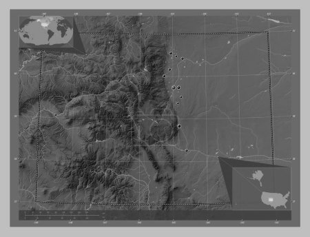 Foto de Colorado, estado de los Estados Unidos de América. Mapa de elevación a escala de grises con lagos y ríos. Ubicaciones de las principales ciudades de la región. Mapas de ubicación auxiliares de esquina - Imagen libre de derechos