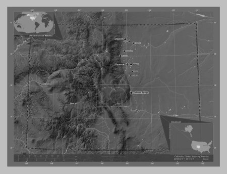 Téléchargez les photos : Colorado, État des États-Unis. Carte d'altitude en niveaux de gris avec lacs et rivières. Emplacements et noms des grandes villes de la région. Corner cartes de localisation auxiliaires - en image libre de droit