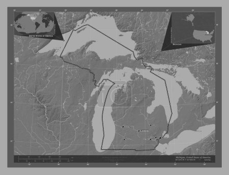 Téléchargez les photos : Michigan, État des États-Unis d'Amérique. Carte d'altitude de Bilevel avec lacs et rivières. Emplacements et noms des grandes villes de la région. Corner cartes de localisation auxiliaires - en image libre de droit