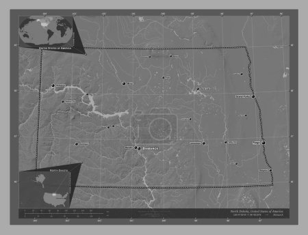 Téléchargez les photos : Dakota du Nord, État des États-Unis. Carte d'altitude de Bilevel avec lacs et rivières. Emplacements et noms des grandes villes de la région. Corner cartes de localisation auxiliaires - en image libre de droit