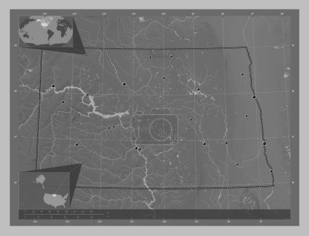 Téléchargez les photos : Dakota du Nord, État des États-Unis. Carte d'altitude en niveaux de gris avec lacs et rivières. Emplacements des grandes villes de la région. Corner cartes de localisation auxiliaires - en image libre de droit