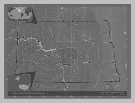 Téléchargez les photos : Dakota du Nord, État des États-Unis. Carte d'altitude en niveaux de gris avec lacs et rivières. Emplacements et noms des grandes villes de la région. Corner cartes de localisation auxiliaires - en image libre de droit