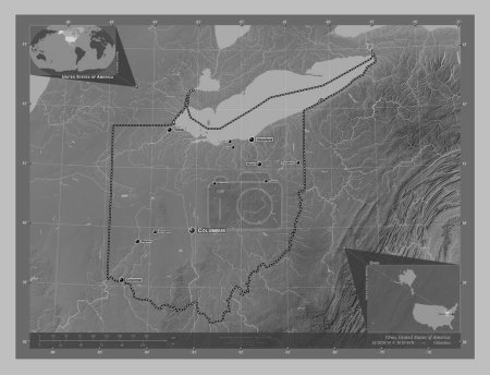 Téléchargez les photos : Ohio, État des États-Unis. Carte d'altitude en niveaux de gris avec lacs et rivières. Emplacements et noms des grandes villes de la région. Corner cartes de localisation auxiliaires - en image libre de droit