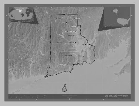 Téléchargez les photos : Rhode Island, État des États-Unis d'Amérique. Carte d'altitude en niveaux de gris avec lacs et rivières. Emplacements et noms des grandes villes de la région. Corner cartes de localisation auxiliaires - en image libre de droit
