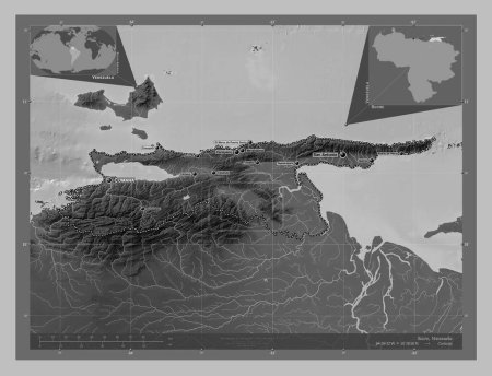 Foto de Sucre, estado de Venezuela. Mapa de elevación a escala de grises con lagos y ríos. Ubicaciones y nombres de las principales ciudades de la región. Mapas de ubicación auxiliares de esquina - Imagen libre de derechos