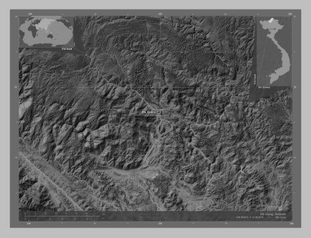Téléchargez les photos : Ha Giang, province du Vietnam. Carte d'altitude en niveaux de gris avec lacs et rivières. Emplacements et noms des grandes villes de la région. Corner cartes de localisation auxiliaires - en image libre de droit