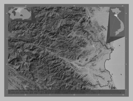 Téléchargez les photos : Nghe An, province du Vietnam. Carte d'altitude en niveaux de gris avec lacs et rivières. Corner cartes de localisation auxiliaires - en image libre de droit