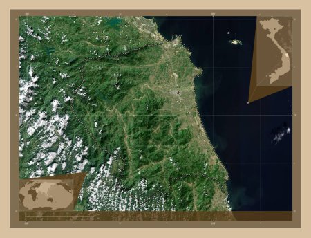 Téléchargez les photos : Quang Ngai, province du Vietnam. Carte satellite basse résolution. Corner cartes de localisation auxiliaires - en image libre de droit