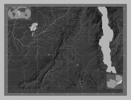 Téléchargez les photos : Est, région de Zambie. Carte d'altitude en niveaux de gris avec lacs et rivières. Corner cartes de localisation auxiliaires - en image libre de droit
