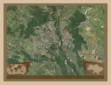 Téléchargez les photos : Kiev, ville indépendante de l'Ukraine. Carte satellite basse résolution. Emplacements des grandes villes de la région. Corner cartes de localisation auxiliaires - en image libre de droit