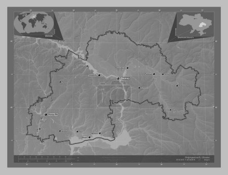 Téléchargez les photos : Dnipropetrov'k, région de l'Ukraine. Carte d'altitude en niveaux de gris avec lacs et rivières. Emplacements et noms des grandes villes de la région. Corner cartes de localisation auxiliaires - en image libre de droit