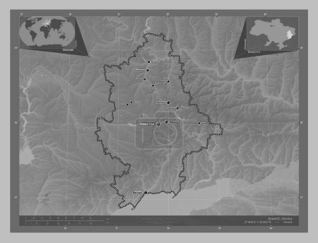 Téléchargez les photos : Donet'k, région d'Ukraine. Carte d'altitude en niveaux de gris avec lacs et rivières. Emplacements et noms des grandes villes de la région. Corner cartes de localisation auxiliaires - en image libre de droit