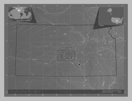 Foto de Kansas, estado de los Estados Unidos de América. Mapa de elevación a escala de grises con lagos y ríos. Ubicaciones y nombres de las principales ciudades de la región. Mapas de ubicación auxiliares de esquina - Imagen libre de derechos