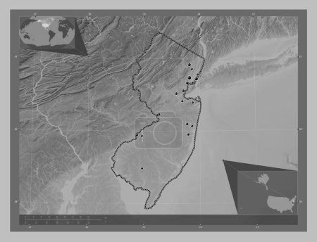 Téléchargez les photos : New Jersey, État des États-Unis d'Amérique. Carte d'altitude en niveaux de gris avec lacs et rivières. Emplacements des grandes villes de la région. Corner cartes de localisation auxiliaires - en image libre de droit