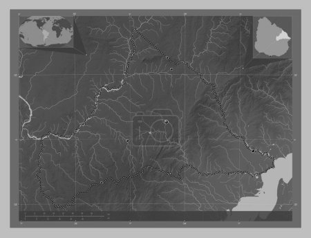 Foto de Cerro Largo, departamento de Uruguay. Mapa de elevación a escala de grises con lagos y ríos. Ubicaciones de las principales ciudades de la región. Mapas de ubicación auxiliares de esquina - Imagen libre de derechos