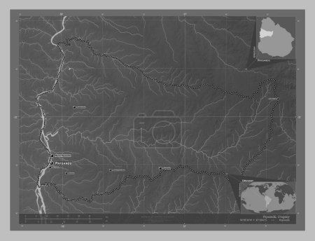 Foto de Paysandu, departamento de Uruguay. Mapa de elevación a escala de grises con lagos y ríos. Ubicaciones y nombres de las principales ciudades de la región. Mapas de ubicación auxiliares de esquina - Imagen libre de derechos