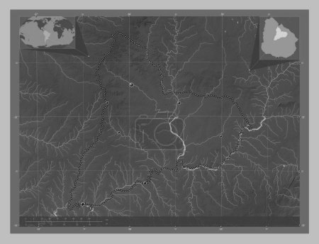 Foto de Tacuarembo, departamento de Uruguay. Mapa de elevación a escala de grises con lagos y ríos. Ubicaciones de las principales ciudades de la región. Mapas de ubicación auxiliares de esquina - Imagen libre de derechos
