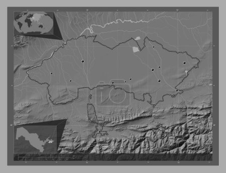 Téléchargez les photos : Ferghana, région d'Ouzbékistan. Carte d'altitude de Bilevel avec lacs et rivières. Emplacements des grandes villes de la région. Corner cartes de localisation auxiliaires - en image libre de droit