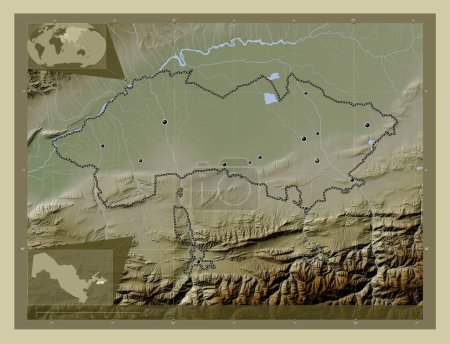 Téléchargez les photos : Ferghana, région d'Ouzbékistan. Carte d'altitude colorée dans le style wiki avec des lacs et des rivières. Emplacements des grandes villes de la région. Corner cartes de localisation auxiliaires - en image libre de droit