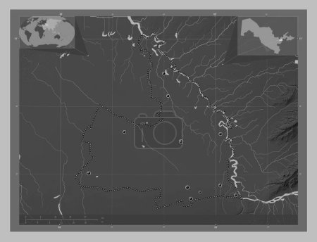 Téléchargez les photos : Sirdaryo, région d'Ouzbékistan. Carte d'altitude en niveaux de gris avec lacs et rivières. Emplacements des grandes villes de la région. Corner cartes de localisation auxiliaires - en image libre de droit