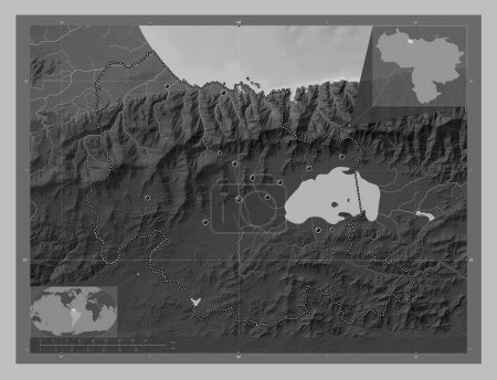 Foto de Carabobo, estado de Venezuela. Mapa de elevación a escala de grises con lagos y ríos. Ubicaciones de las principales ciudades de la región. Mapas de ubicación auxiliares de esquina - Imagen libre de derechos
