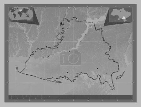 Foto de Kherson, región de Ucrania. Mapa de elevación a escala de grises con lagos y ríos. Ubicaciones de las principales ciudades de la región. Mapas de ubicación auxiliares de esquina - Imagen libre de derechos