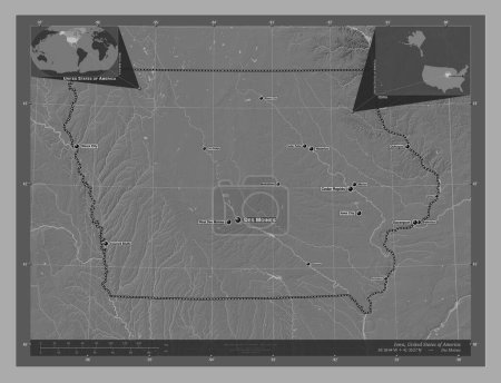 Foto de Iowa, estado de los Estados Unidos de América. Mapa de elevación de Bilevel con lagos y ríos. Ubicaciones y nombres de las principales ciudades de la región. Mapas de ubicación auxiliares de esquina - Imagen libre de derechos