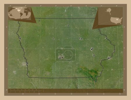 Téléchargez les photos : Iowa, État des États-Unis d'Amérique. Carte satellite basse résolution. Emplacements des grandes villes de la région. Corner cartes de localisation auxiliaires - en image libre de droit