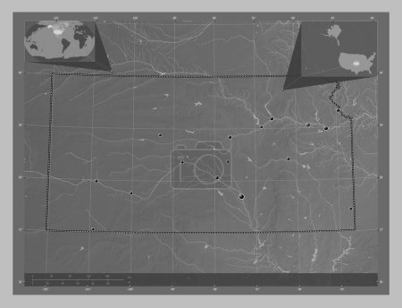 Foto de Kansas, estado de los Estados Unidos de América. Mapa de elevación a escala de grises con lagos y ríos. Ubicaciones de las principales ciudades de la región. Mapas de ubicación auxiliares de esquina - Imagen libre de derechos