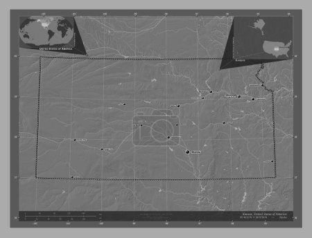 Téléchargez les photos : Kansas, État des États-Unis d'Amérique. Carte d'altitude de Bilevel avec lacs et rivières. Emplacements et noms des grandes villes de la région. Corner cartes de localisation auxiliaires - en image libre de droit