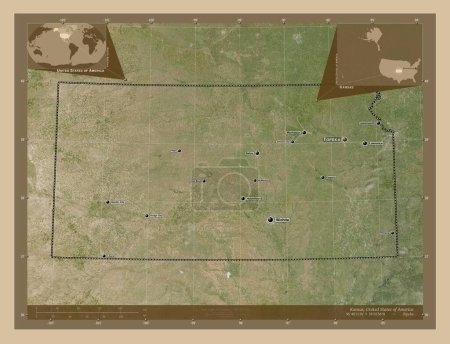 Foto de Kansas, estado de los Estados Unidos de América. Mapa satelital de baja resolución. Ubicaciones y nombres de las principales ciudades de la región. Mapas de ubicación auxiliares de esquina - Imagen libre de derechos