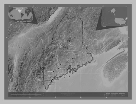 Foto de Maine, estado de los Estados Unidos de América. Mapa de elevación a escala de grises con lagos y ríos. Ubicaciones y nombres de las principales ciudades de la región. Mapas de ubicación auxiliares de esquina - Imagen libre de derechos