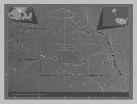 Foto de Nebraska, estado de los Estados Unidos de América. Mapa de elevación a escala de grises con lagos y ríos. Ubicaciones de las principales ciudades de la región. Mapas de ubicación auxiliares de esquina - Imagen libre de derechos