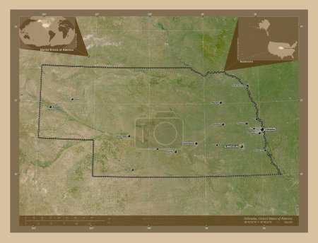 Foto de Nebraska, estado de los Estados Unidos de América. Mapa satelital de baja resolución. Ubicaciones y nombres de las principales ciudades de la región. Mapas de ubicación auxiliares de esquina - Imagen libre de derechos