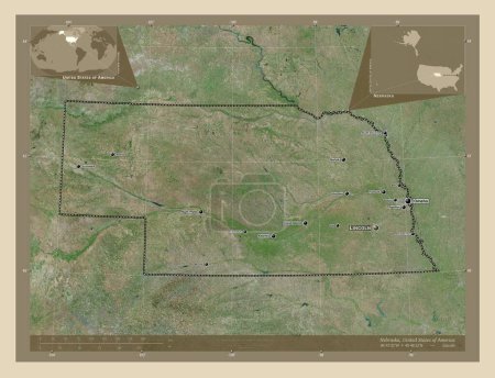 Foto de Nebraska, estado de los Estados Unidos de América. Mapa satelital de alta resolución. Ubicaciones y nombres de las principales ciudades de la región. Mapas de ubicación auxiliares de esquina - Imagen libre de derechos