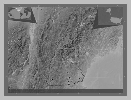 Téléchargez les photos : New Hampshire, État des États-Unis. Carte d'altitude en niveaux de gris avec lacs et rivières. Emplacements des grandes villes de la région. Corner cartes de localisation auxiliaires - en image libre de droit