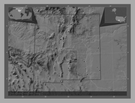 Téléchargez les photos : Nouveau-Mexique, État des États-Unis d'Amérique. Carte d'altitude de Bilevel avec lacs et rivières. Emplacements des grandes villes de la région. Corner cartes de localisation auxiliaires - en image libre de droit