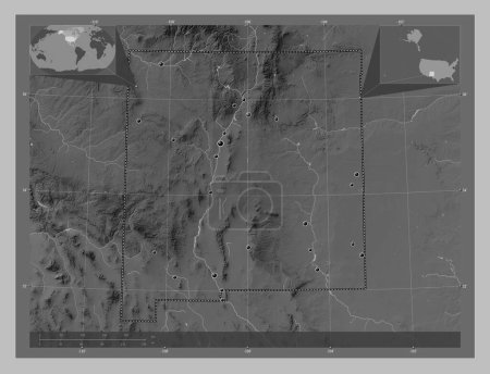 Téléchargez les photos : Nouveau-Mexique, État des États-Unis d'Amérique. Carte d'altitude en niveaux de gris avec lacs et rivières. Emplacements des grandes villes de la région. Corner cartes de localisation auxiliaires - en image libre de droit