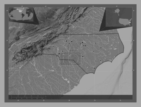 Téléchargez les photos : Caroline du Nord, État des États-Unis d'Amérique. Carte d'altitude de Bilevel avec lacs et rivières. Emplacements des grandes villes de la région. Corner cartes de localisation auxiliaires - en image libre de droit